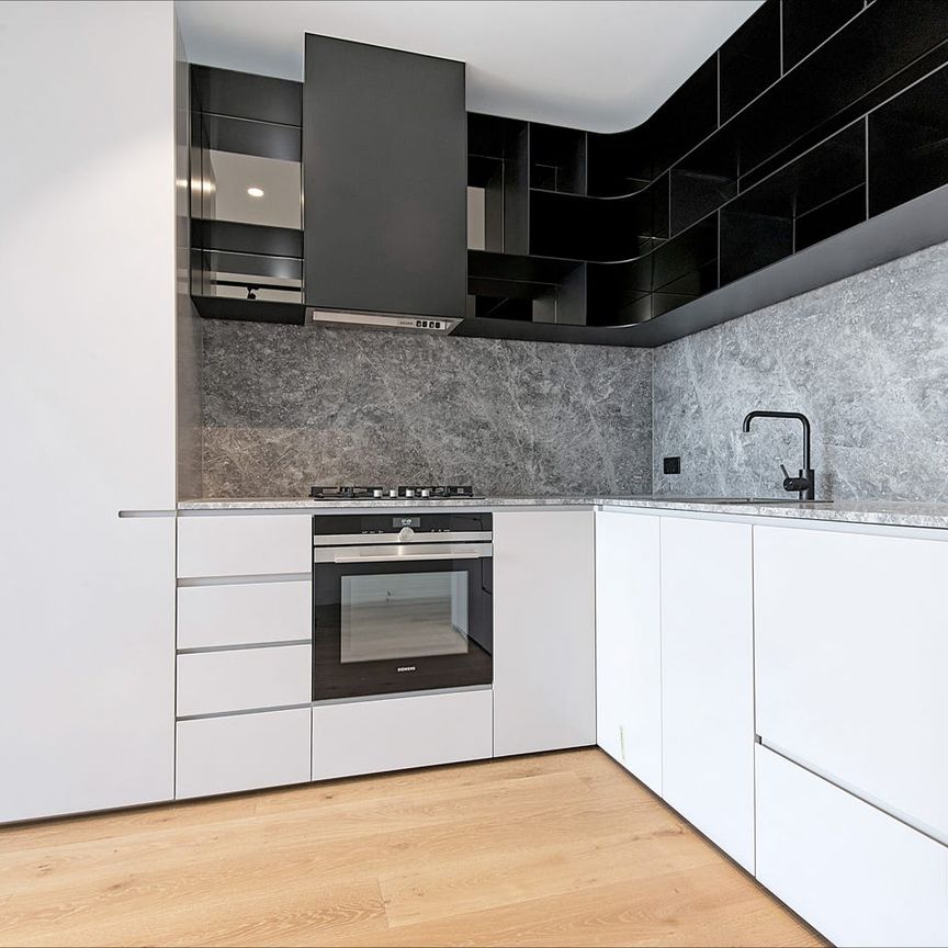 Setting the bar for luxury in South Melbourne - Photo 1