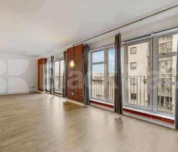 Spacious Studio located within a warehouse conversion with exposed ... - Photo 2