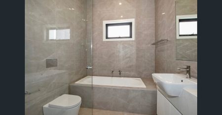 Luxury home backing onto the golf course - Photo 3