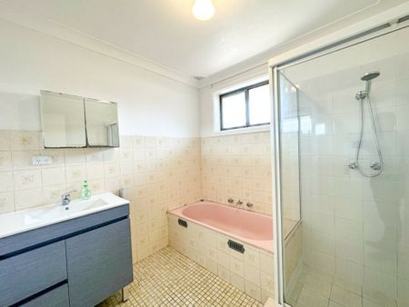 Neat & Tidy 3 Bedroom House! Close To Doonside Station! - Photo 2