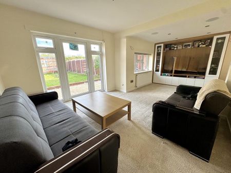 4 bedroom semi-detached house to rent - Photo 2