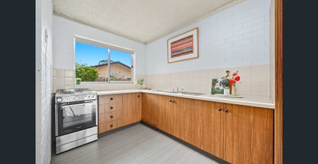 Charming Two Bedroom Brick Unit In A Central Location - Photo 5