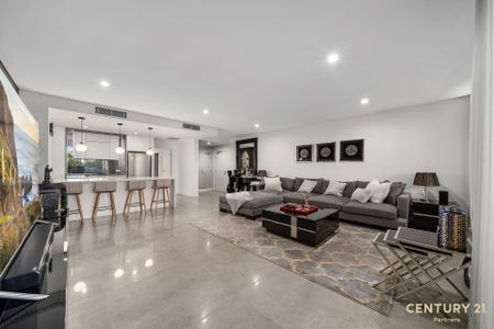 Luxurious Fully Furnished Modern 2-Bedroom Apartment with Waterfront Views - Photo 2