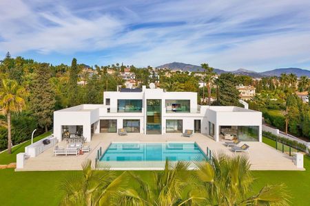 7 bedroom luxury Villa for rent in Estepona, Spain - Photo 2