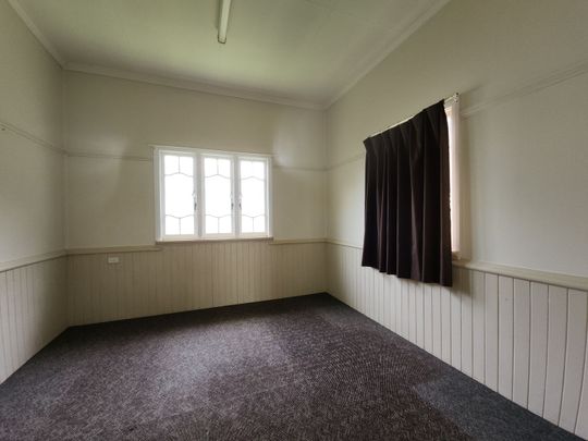 Charming Queenslander Close to Town - Photo 1