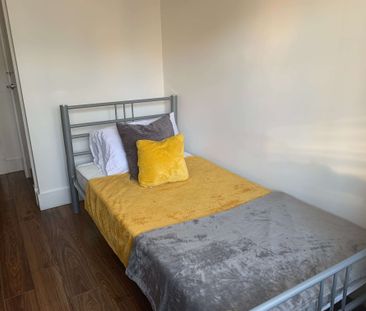 London Row Room 3 - Photo 4