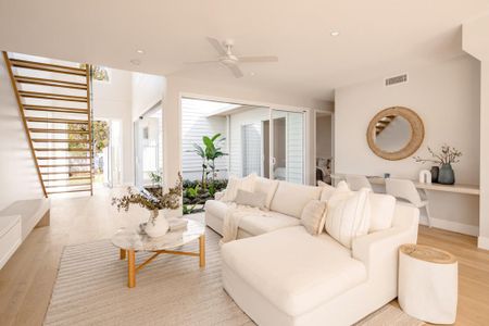 4 Bedroom Double Storey Duplex in Sunrise Beach - Photo 3