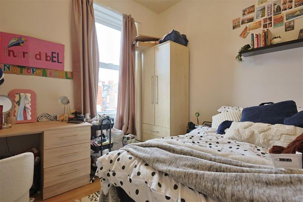 3 bedroom Student Flat to rent in Hazelwood Avenue, West Jesmond, Newcastle Upon Tyne, NE2 - Photo 1