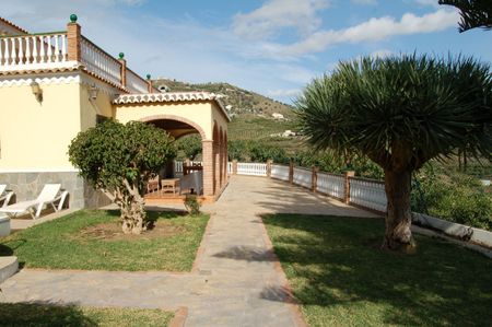 Beautiful Detached Villa With Bedrooms, Private Pool and Nice Views For Long Term Rental - Photo 4