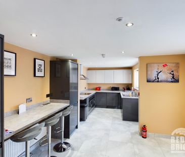 1 bedroom in a house share to rent - Photo 2