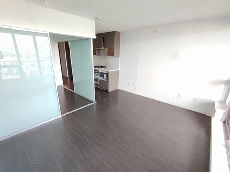 Park Avenue. One Bedroom Close to King George Skytrain Station - Photo 2