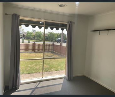 Spacious Family Home in Jindera - Photo 4