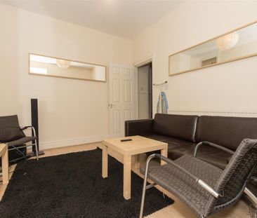 Room For Rent Queen Street, Pontypridd - Photo 1