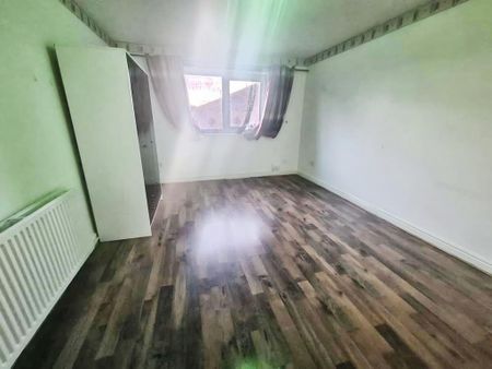 4 bedroom flat to rent - Photo 3