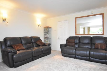4 bedroom detached house to rent - Photo 2