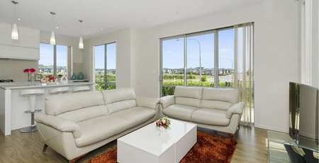 Modern Family Living with panoramic views - Photo 2