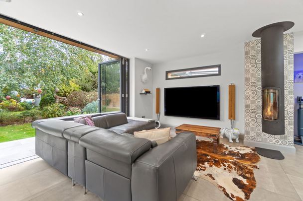 River Mount, Walton-on-Thames, KT12 - Photo 1