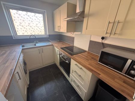 1 bedroom Flat To Let - Photo 2