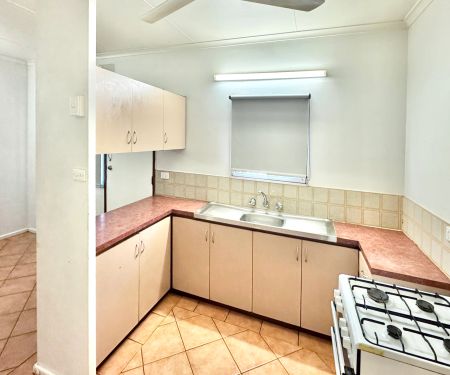 SPACIOUS 3 BED HOME - Photo 3