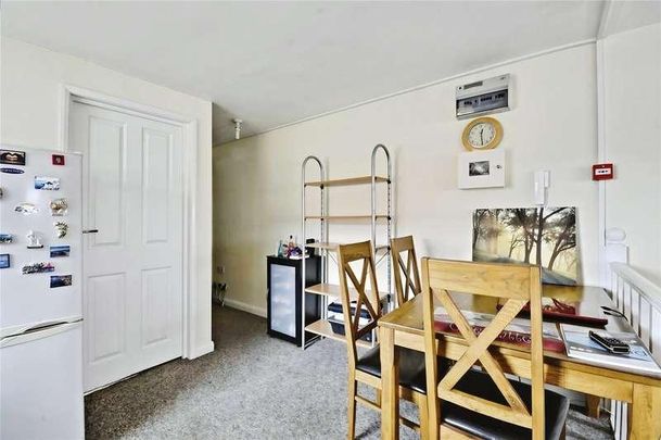 Staines Road, Hounslow, TW4 - Photo 1