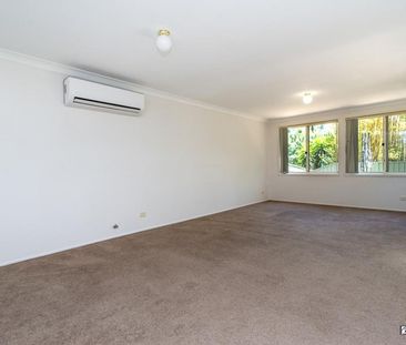 Large four bedroom home - Photo 3