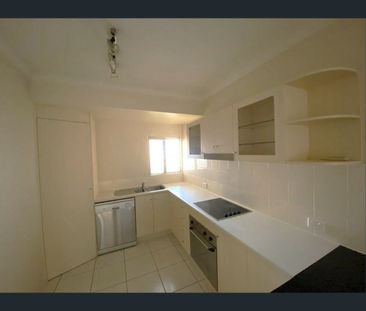 8/310 Lake Street, Cairns North, Qld 4870 - Photo 3