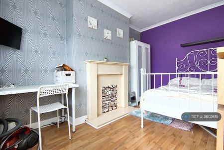 5 bedroom semi-detached house to rent - Photo 5