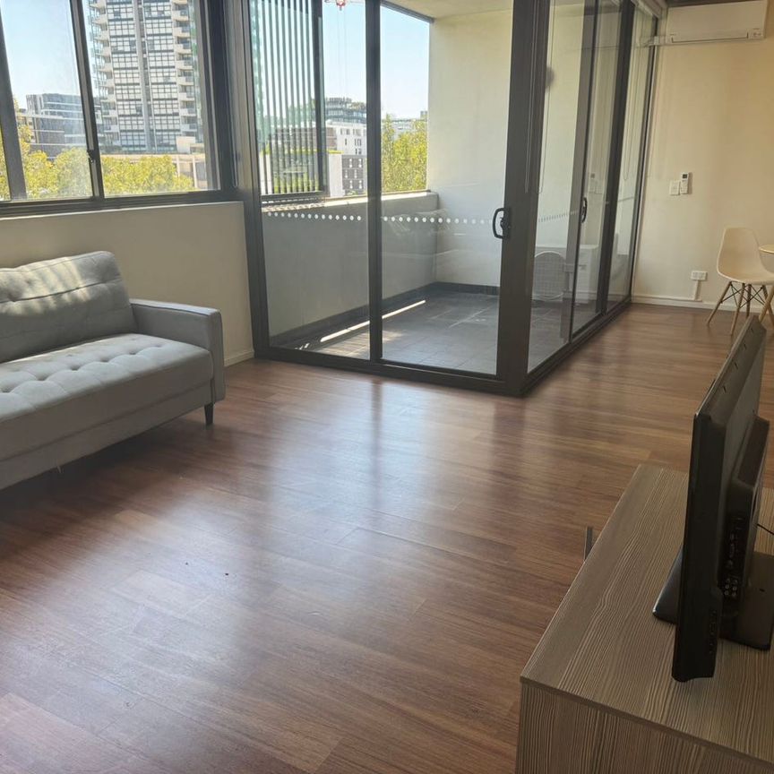 Furnished spacious two bedrooms apartment - Photo 1