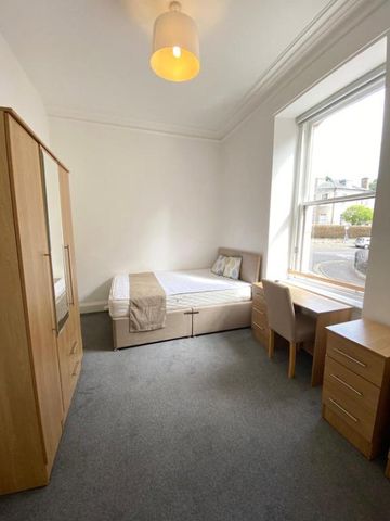 3 bedroom flat to rent - Photo 5
