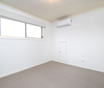 Low Maintenance Three Bedroom Townhouse! - Photo 5