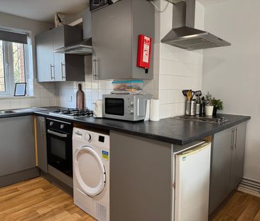 2 Albert Square, NG7 2FH, NOTTINGHAM - Photo 2