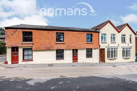 Upper Hale Road, Farnham, GU9 - Photo 2