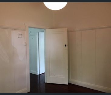 Neat 2 Bedroom Cottage close to Square & Hospital - Water & Garden ... - Photo 5