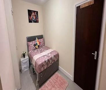 4 bedroom terraced house to rent - Photo 5