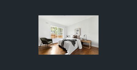 Warmth and charm in a cherished locale - Photo 5