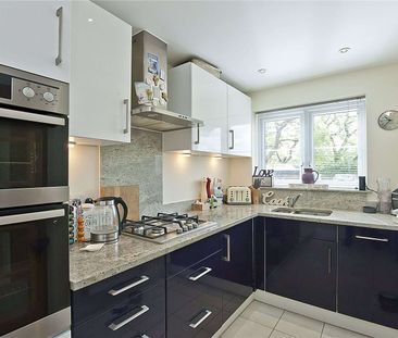 A modern semi-detached two bedroom house, conveniently located for ... - Photo 4