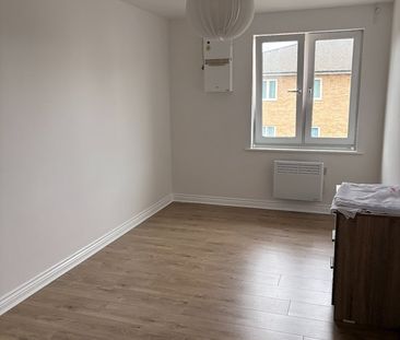 2 Bed Flat, Blackburn Way, TW4 - Photo 2