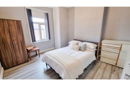 3 bedroom flat to rent - Photo 4
