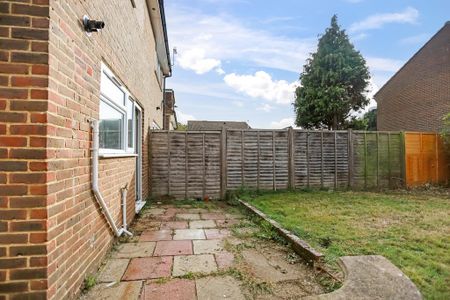 4 bedroom semi-detached house to rent - Photo 2