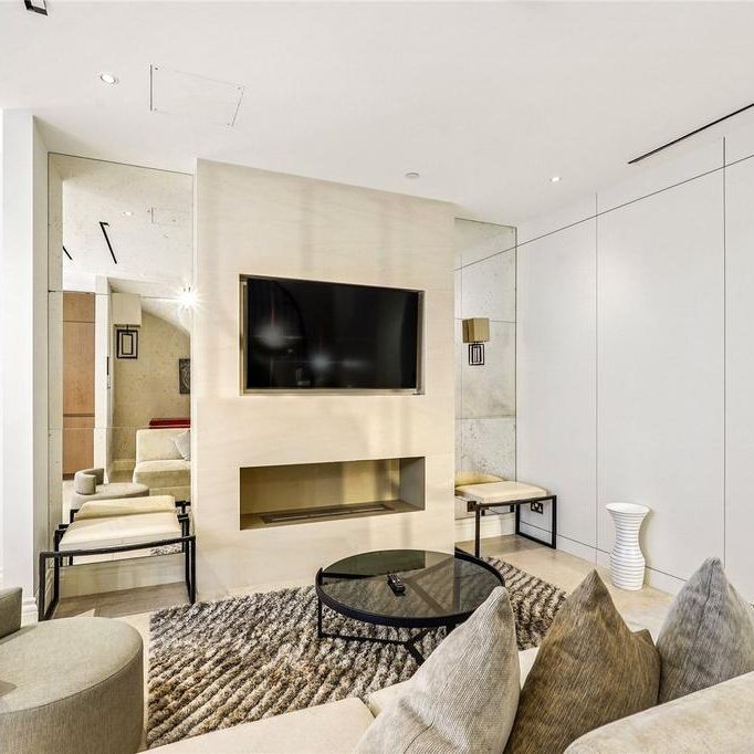 3 bedroom mews to rent - Photo 1