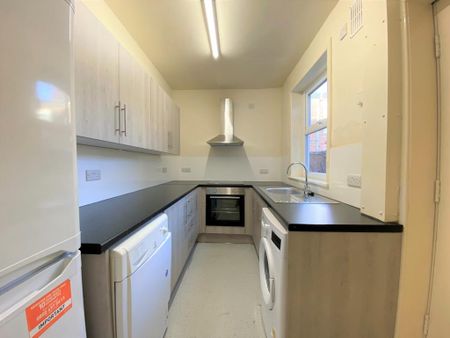 4 bedroom terraced house to rent - Photo 5