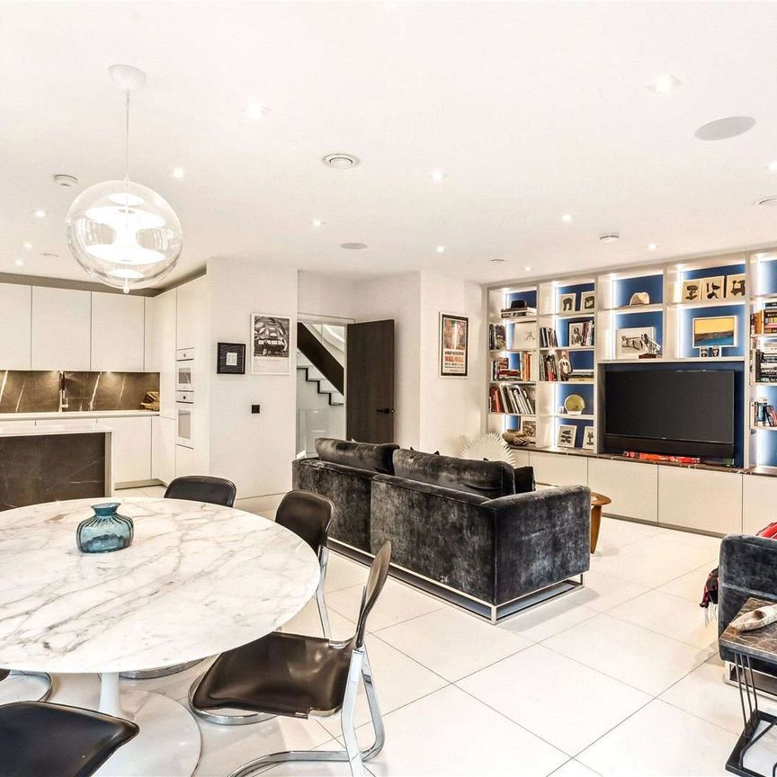 A fabulous three bedroom house with private parking available to rent in Hyde park - Photo 1