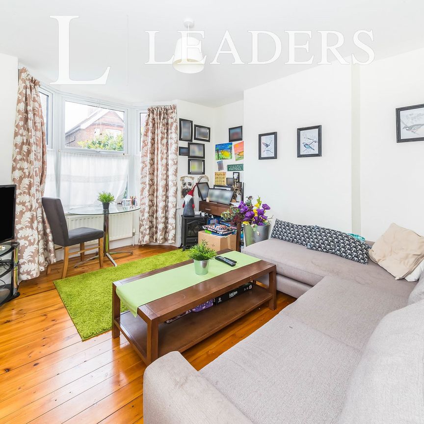 4 bedroom house to rent Cantelupe Road, RH19 - Photo 1