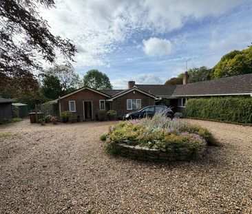 Bungalow to rent on - Photo 1