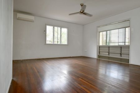 :: DOUBLE STOREY HOME IN THE HEART OF WEST GLADSTONE - Photo 4