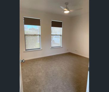 Lovely low maintenance 2 bedroom house in convenient location - Photo 3