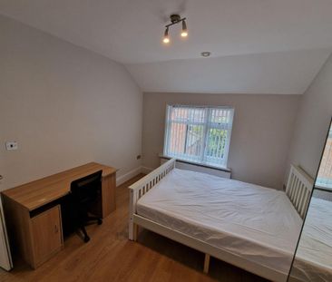 4 bedroom semi-detached house to rent - Photo 4