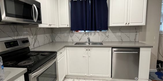 Luxury unit just renovated to current condo standards, large bright unit in a very quiet residential area - Photo 3