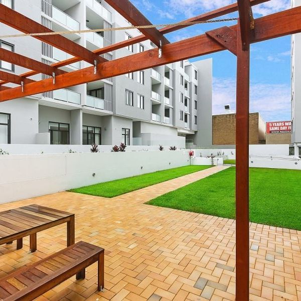 Quietly positioned apartment with premium finishes (entry from Loftus Lane) - Photo 1