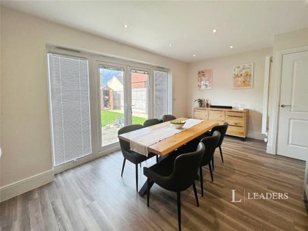 3 bedroom semi-detached house to rent - Photo 3